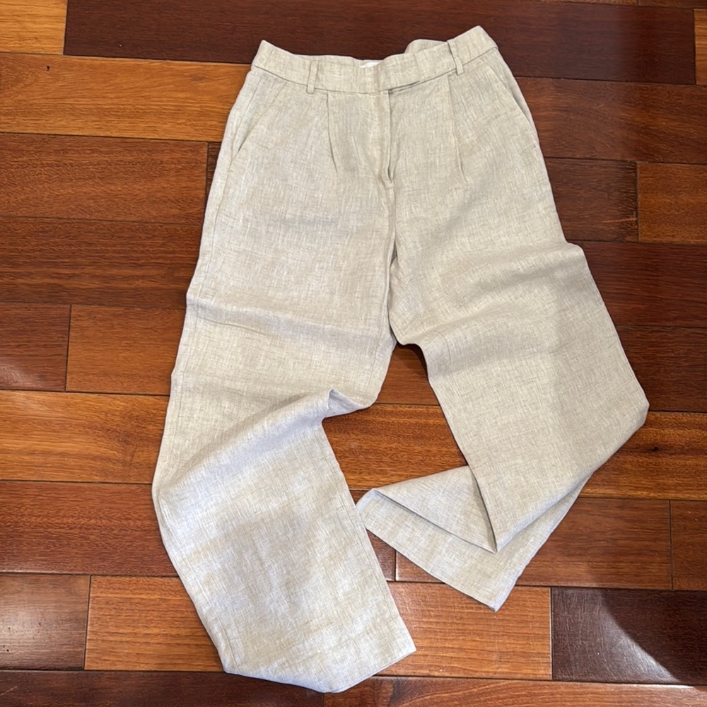 Women’s light beige linen trousers
Measurements (approx):
Waist: 27”
Inseam: 32”